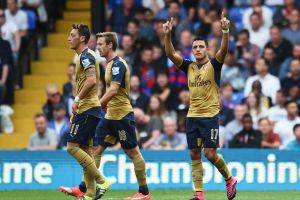 סימנו 'וי'. שחקני ארסנל מרוצים בסיום