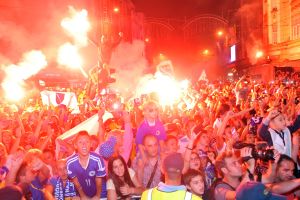 ההמונים בסארייבו מקבלים את פני הגיבורים הצעירים