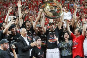 יותם הלפרין מניף צלחת