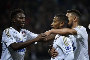 שחקני ליון חוגגים. 1