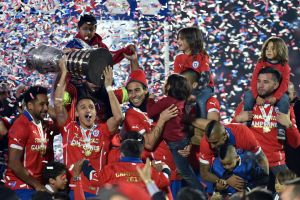 שחקני צ'ילה חוגגים היסטוריה