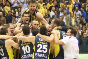 שחקני פנר חוגגים בתא. עליונות בכל פרמטר