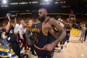 ג'יימס חוגג בסיום. הסדרה עוברת לאוהיו