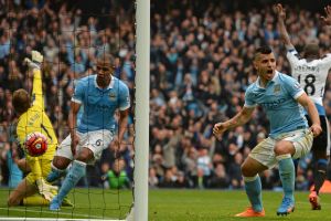 אגוארו ופרננדיניו מיד לאחר הגול הראשון של האגנטינאי. המחאות של קרול ומ'במבה לא עזרו