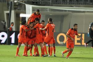 שחקני בני יהודה חוגגים. שמטו יתרון