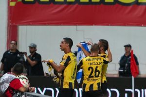 שחקני ביתר חוגגים בדוחא עם דגל ישראל