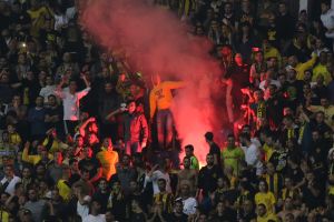 מדליק אבוקה אחד נתפס