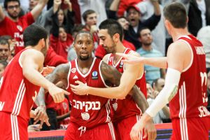 רולנד זוכה לחיבוקים מהחברים