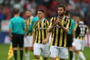 ייני במדי קבוצתו. הבכורה ב-11 קרובה מתמיד