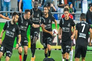 שחקני פת חוגגים שוויון