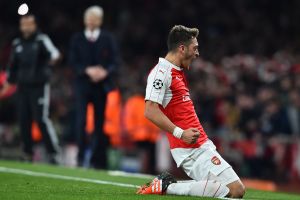 ונגר משקיף על אוזיל חוגג את השער השני נגד באיירן מינכן. צריך לנצל יותר מהיכולת האישית שלו