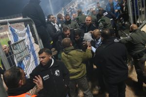 היחידים שמנסים להיאבק באלימות הם ראשי הקבוצות