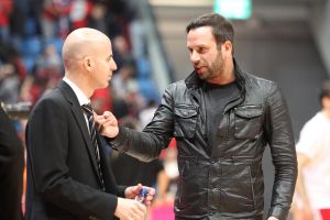 אלון עם פרנקו. אין שום כוונה לפטר את המאמן