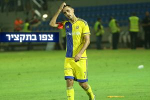 זהבי תופס את הראש. בדרך החוצה מהמפעל