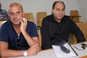 אבוקסיס ויונס. קיבל איומים על חייו