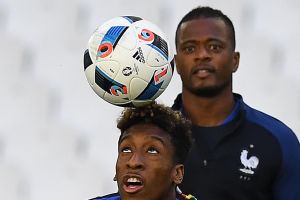 אברה מנחה את השחקנים הצעירים. עם קומאן באימון