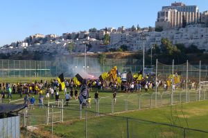 אוהדי ביתר על הדשא בבית וגן