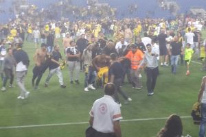 אוהדי ביתר פורצים דשא בנתניה