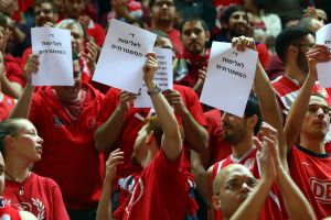 אוהדי הפועל תא. למצולמים אין קשר לכתבה