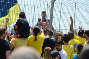 אוהדי מכבי תא מרימים את ערן זהבי