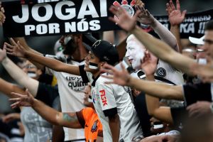 אוהדים ביציעים. לא יכולים לחכות