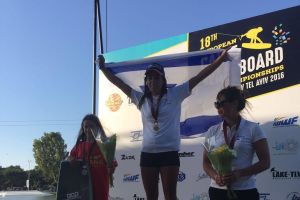 אורי בוז'ו-מסרי חוגגת על הפודיום