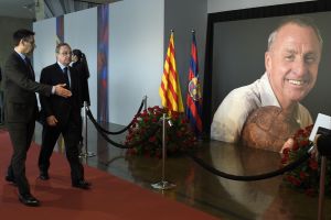 ברטומאו ופרס באיחוד לבבי נדיר ליד האנדרטה לקרויף