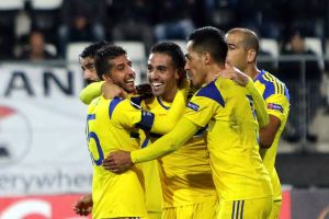 גולסה והחברים חוגגים. אלקמאר לחצה ואז ספגה את הסטירה