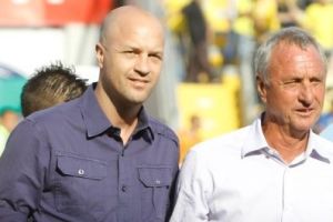 ג'ורדי עם אביו המנוח. מוזאיקה של יוהאן קרויף תוצב בקלאסיקו