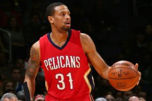 דג'ין-ג'ונס במדי הפליקנס