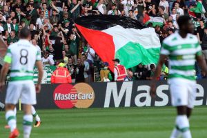 דגל פלשתין מונף במשחק. נרשמו יותר מ-30 מקרים