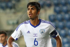 דור פרץ במדי הנבחרת הצעירה. שער בנגיחה