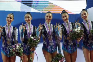 הנבחרת הישראלית מציגה את מדלית הארד