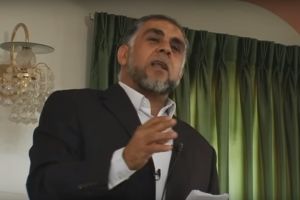 השייח' בשיר. עותמאן לחץ לבן חיים הפרובוקטור את היד והראה שהוא בן אדם ענק