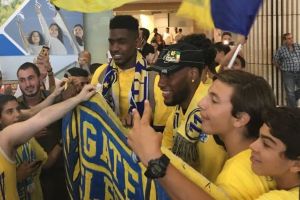 ווימס ומילר מוקפים באוהדים