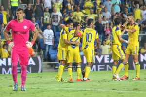 חגיגה צהובה מול הרומנים