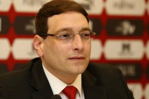 חייב הרבה כסף. כבירי