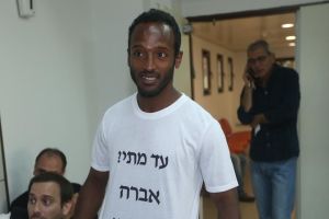 טגה עם חולצת המחאה