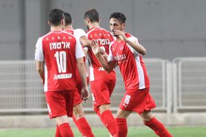 יחזקאל חוגג עם החברים