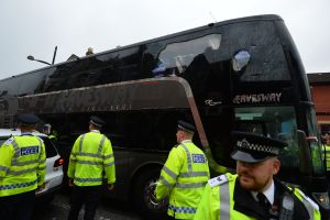 לא רק בישראל מסתבר. שמשות מנופצות באוטובוס של יונייטד