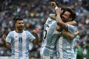 לאבסי חוגג על בוליביה בדרך לפסגת הבית