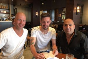 מרשיץ' עם הבעלים אברמוב והמנכל יוסי כהן. חוזה מפתה