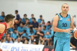 ניצחון בכורה. ניסים מול בלאט