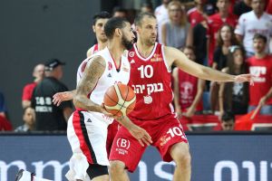 סימונס מכדרר והלפרין משגיח. מצטייני המשחק השני