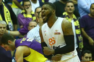 קלע גם שלשה. מונרו