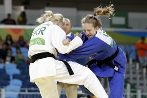 ראשוני. פתחה במרפק שמאל