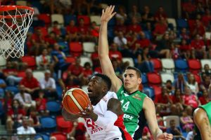 רובינסון. משחק פושר אך כלל כמה ריחופים