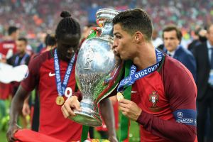 רונאלדו ואדר עם הגביע הנכסף