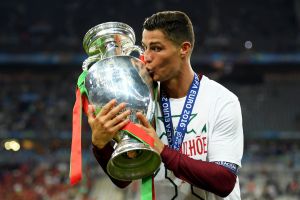 רונאלדו עם גביע היורו. שחקן השנה של אופא?