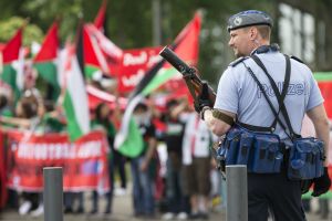 שוטר מול מפגינים פרו-פלסטינים בקונגרס פיפא הקודם